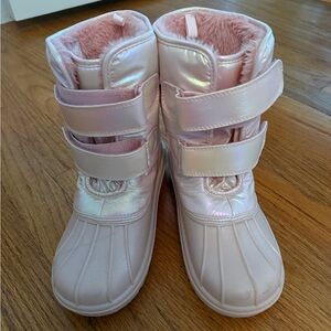 Light pink Velcro closure snow boots